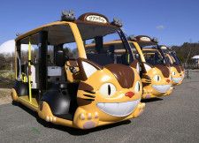 愛・地球博記念公園を走る「ネコバス」をイメージした車両＝2月、愛知県長久手市