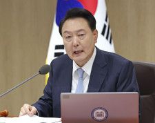 16日、閣議で発言する韓国の尹錫悦大統領（聯合＝共同）