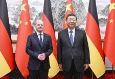 ドイツのショルツ首相（左）と写真に納まる中国の習近平国家主席＝16日、北京の釣魚台迎賓館（新華社＝共同）