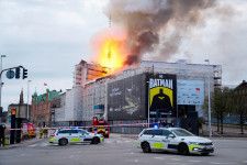 16日、火災が発生したデンマーク首都コペンハーゲンの旧証券取引所（Ritzau　Scanpix/Ida　Marie　Odgaard提供・ロイター＝共同）