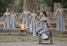 ギリシャのオリンピア遺跡で行われたパリ五輪の聖火の採火式＝16日（ロイター＝共同）