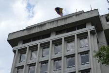 エクアドルのキトにあるベネズエラ大使館が入る建物に掲げられたベネズエラ国旗＝16日（AP＝共同）