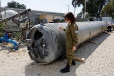 イスラエル軍が公開したイラン製とされる弾道ミサイル＝16日、イスラエル南部（ロイター＝共同）