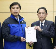 石川県の馳浩知事（左）から要望書を受け取る岸田首相＝17日午後、首相官邸