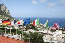 G7外相会合のため掲げられた国旗＝17日、イタリア・カプリ（ロイター＝共同）