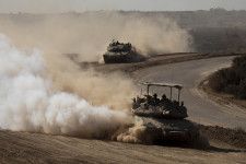 イスラエル南部を走行する同国軍の戦車＝17日（ゲッティ＝共同）
