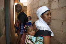 子どもをおんぶするアフリカ・カメルーンの女性たち＝2023年11月、ヤウンデ（ゲッティ＝共同）