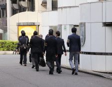 東京・歌舞伎町のラブホテルやレンタルルームなどに向かう警視庁の捜査員ら＝17日午後