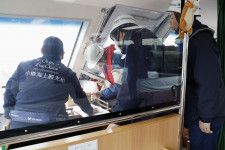 旅客船の安全点検を実施する国土交通省北海道運輸局の職員ら＝18日午前、北海道小樽市
