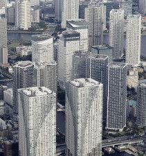 立ち並ぶ高層マンション＝2023年10月、東京都中央区