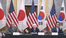 ワシントンで初の日米韓財務相会合に臨む（左から）鈴木財務相、イエレン米財務長官、崔相穆・韓国経済副首相兼企画財政相＝17日（共同）