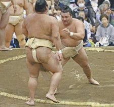 朝稽古で相撲を取る霧島（右）＝18日、千葉県浦安市