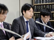 提訴後に記者会見する中沢佑一弁護士（中央）ら＝18日午後、東京・霞が関の司法記者クラブ
