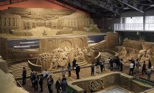 「砂の美術館」で開かれたフランスをテーマにした企画展の内覧会。上はベルサイユ宮殿の砂像＝18日午後、鳥取市