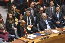 パレスチナの国連正式加盟を勧告する決議案に、手を挙げて拒否権を行使する米国のウッド国連次席大使＝18日、ニューヨークの国連本部（共同）