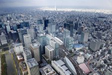 東京駅周辺のビル群。丸の内（手前左）、八重洲（同右）などのビル。奥中央は東京スカイツリー＝2023年11月