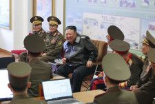 「金正日軍政大学」を視察する北朝鮮の金正恩朝鮮労働党総書記（奥左から3人目）＝10日（画像の一部が加工されています、朝鮮中央通信＝共同）