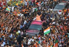 インド・バラナシで集まった支持者に手を振るモディ首相＝2019年4月（AP＝共同）