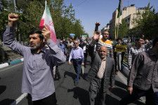 19日、テヘランで反イスラエル集会に参加したイランの人々（AP＝共同）