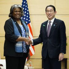 トーマスグリーンフィールド米国連大使（左）と握手する岸田首相＝19日午前、首相官邸