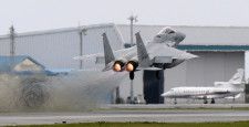 2015年4月、緊急発進で離陸するF15戦闘機＝航空自衛隊那覇基地