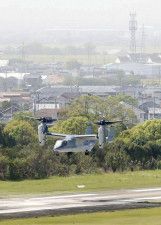 佐賀県の陸上自衛隊目達原駐屯地を離陸する陸自V22オスプレイ＝19日午前