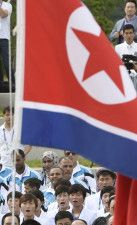2014年、仁川アジア大会の選手村の入村式で国歌を歌う北朝鮮の女子選手（手前）＝仁川（共同）