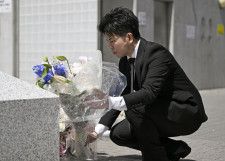 東京・池袋の乗用車暴走事故から5年となり、慰霊碑に花を供える松永拓也さん＝19日午後