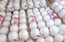 スーパーの売り場に並ぶパック入りの卵＝2022年、東京都練馬区の「アキダイ」