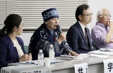 アイヌ民族を巡るシンポジウムで発言する当事者の宇梶静江さん（左から2人目）＝19日午後、札幌市