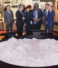 長崎原爆資料館を視察するトーマスグリーンフィールド米国連大使（右から3人目）＝19日午後、長崎市（市提供）