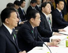 経済財政諮問会議であいさつする岸田首相（左から2人目）＝19日午後、首相官邸