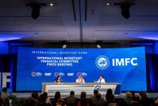 国際通貨金融委員会（IMFC）の会合後、記者会見するIMFの幹部ら＝19日、ワシントン（ロイター＝共同）