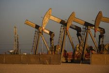 NY原油、供給不安で上昇　中東情勢懸念、金は最高値更新