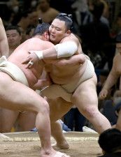 大相撲春巡業の朝稽古で相撲を取る朝乃山（右）＝横浜市