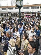 衆院3補欠選挙の告示後初の週末を迎え、島根1区の街頭演説に集まった大勢の人たち＝20日午後、松江市（画像の一部を加工しています）