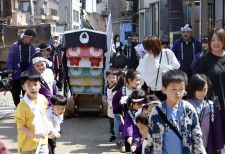 石川県能登町宇出津地区の「ちょんこ山祭り」で、山車を引く子どもたち＝20日午後