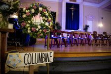 コロンバイン高校での銃乱射事件の犠牲者を追悼する花とろうそく＝19日、米コロラド州（ロイター＝共同）