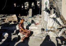 パレスチナ自治区ガザ南部ラファで、イスラエル軍による攻撃があった現場＝17日（ロイター＝共同）