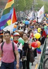 LGBTQなど性的少数者への理解を広めようと東京・渋谷をパレードする「東京レインボープライド2024」の参加者＝21日午後