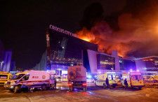 炎が上がるモスクワ郊外のコンサートホール周辺に集まる緊急車両＝3月（ロイター＝共同）