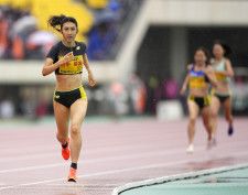 女子1500メートルでゴールする田中希実。4分7秒49で4連覇した＝神戸ユニバー記念競技場