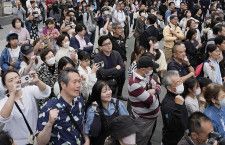 衆院東京15区で街頭演説に集まった聴衆＝21日午後、東京都江東区