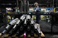米ペンシルベニア州スクラントンの弾薬工場で作業する人＝2023年4月（AP＝共同）
