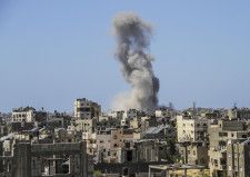 イスラエル軍による空爆を受け、煙が立ち上るパレスチナ自治区ガザ北部ガザ市＝21日（ゲッティ＝共同）