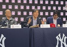 ヤンキースタジアムでの記者会見に出席した松井秀喜さん（中央）＝21日、ニューヨーク（共同）