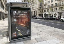 ワシントンのバス停に掲示された、日本製鉄とUSスチールの合同広告＝9日（共同）