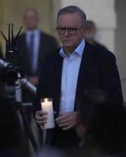 商業施設で起きた襲撃事件の犠牲者を追悼するオーストラリアのアルバニージー首相＝21日、シドニー（AP＝共同）