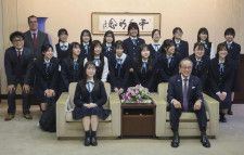 広島市役所を訪れ、松井一実市長（前列右）と記念写真に納まる広島女学院高の生徒ら＝22日午後