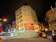 23日未明、台湾東部・花蓮で地震により大きく傾いたホテル（中央通信社＝共同）